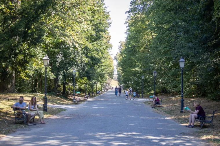 Vruć ljetni dan izmamio Zagrepčane u Maksimir, no za ove dvije brinete okretali su se ba&scaron; svi