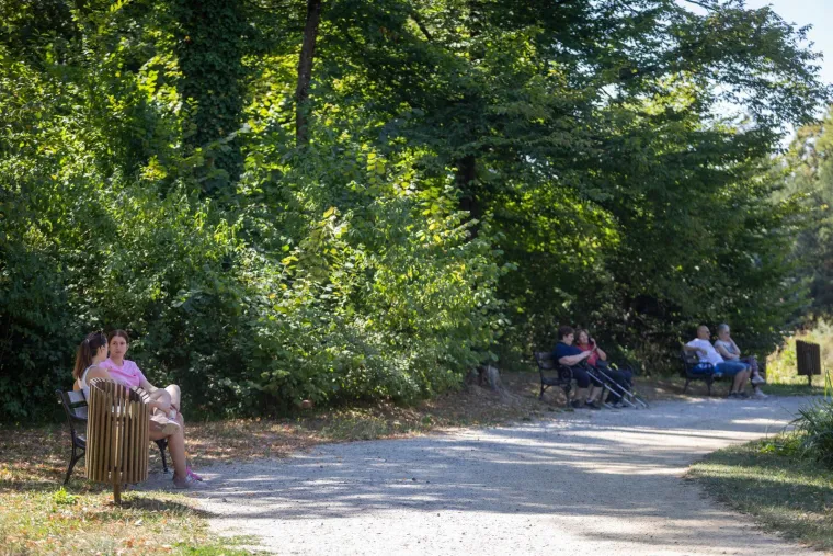 Vruć ljetni dan izmamio Zagrepčane u Maksimir, no za ove dvije brinete okretali su se ba&scaron; svi
