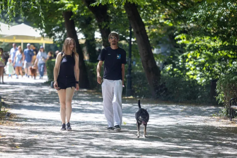 Vruć ljetni dan izmamio Zagrepčane u Maksimir, no za ove dvije brinete okretali su se ba&scaron; svi