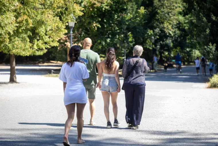 Vruć ljetni dan izmamio Zagrepčane u Maksimir, no za ove dvije brinete okretali su se ba&scaron; svi