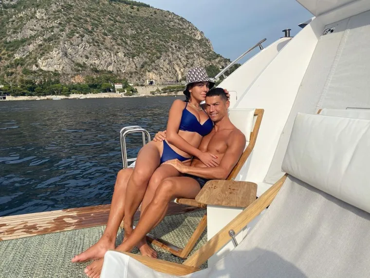 Ronaldova izabranica zna mamiti poglede: Minijaturnim bikinijima jedva obuzdava obline