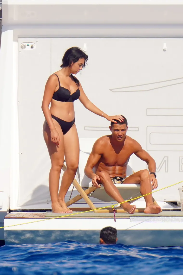 Ronaldova izabranica zna mamiti poglede: Minijaturnim bikinijima jedva obuzdava obline