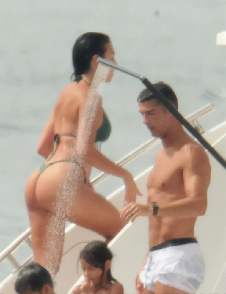 Ronaldova izabranica zna mamiti poglede: Minijaturnim bikinijima jedva obuzdava obline