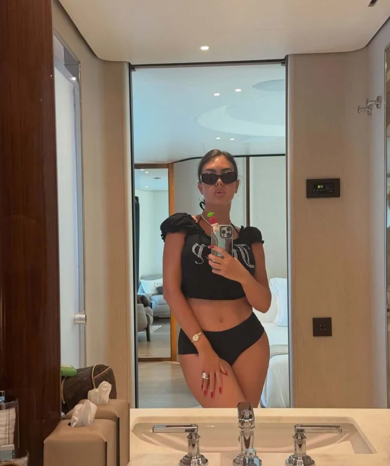 Ronaldova izabranica zna mamiti poglede: Minijaturnim bikinijima jedva obuzdava obline