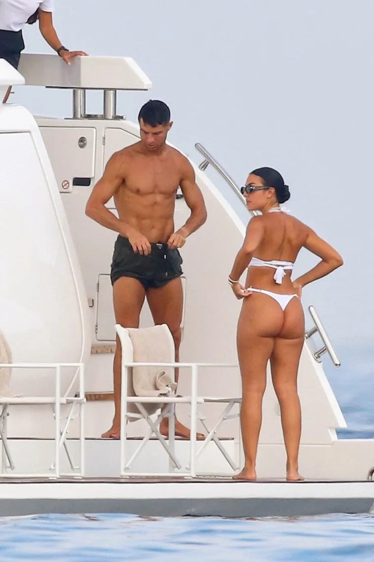 Ronaldova izabranica zna mamiti poglede: Minijaturnim bikinijima jedva obuzdava obline