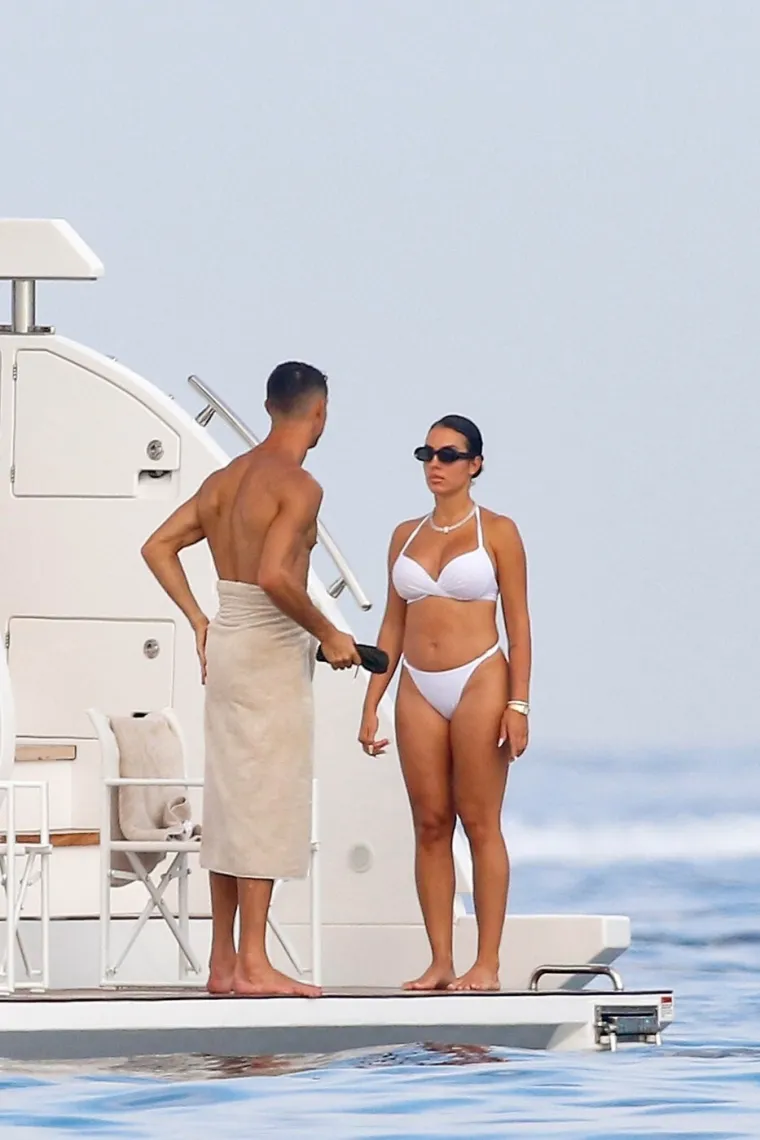 Ronaldova izabranica zna mamiti poglede: Minijaturnim bikinijima jedva obuzdava obline