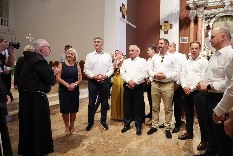 Sinjska alka okupila politički vrh: S kime su to Plenković i Milanović imali neodgodive pozive?