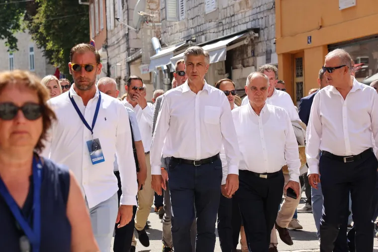 Sinjska alka okupila politički vrh: S kime su to Plenković i Milanović imali neodgodive pozive?