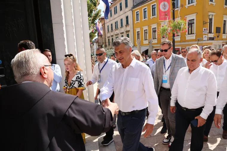 Sinjska alka okupila politički vrh: S kime su to Plenković i Milanović imali neodgodive pozive?