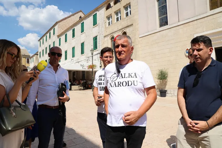 Sinjska alka okupila politički vrh: S kime su to Plenković i Milanović imali neodgodive pozive?