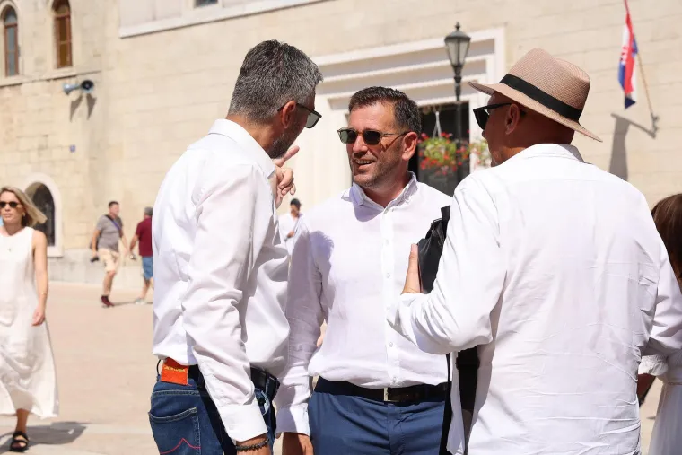 Sinjska alka okupila politički vrh: S kime su to Plenković i Milanović imali neodgodive pozive?
