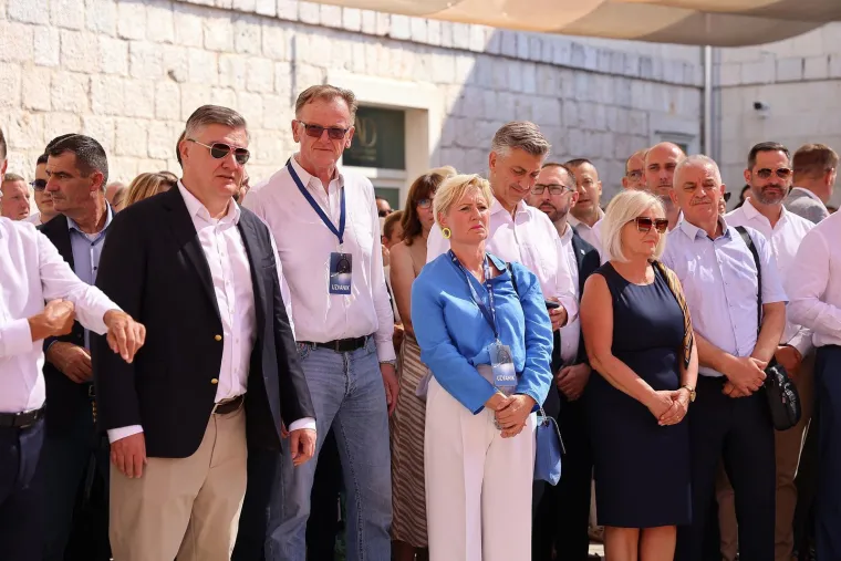 Sinjska alka okupila politički vrh: S kime su to Plenković i Milanović imali neodgodive pozive?
