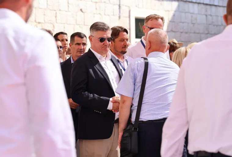 Sinjska alka okupila politički vrh: S kime su to Plenković i Milanović imali neodgodive pozive?