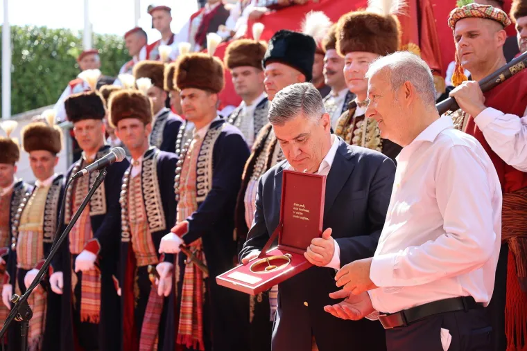 Sinjska alka okupila politički vrh: S kime su to Plenković i Milanović imali neodgodive pozive?