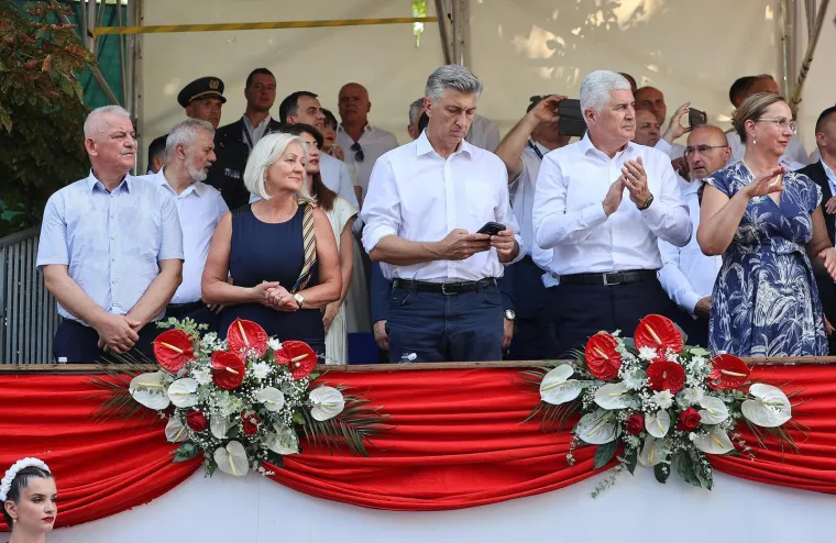 Sinjska alka okupila politički vrh: S kime su to Plenković i Milanović imali neodgodive pozive?