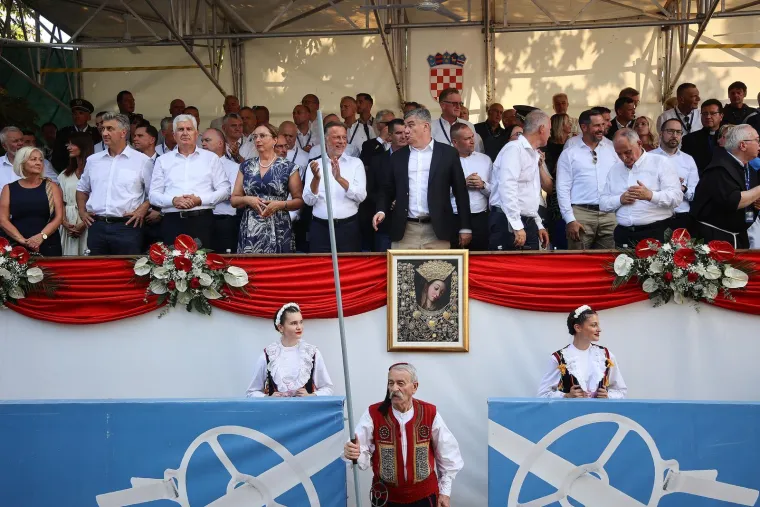 Sinjska alka okupila politički vrh: S kime su to Plenković i Milanović imali neodgodive pozive?