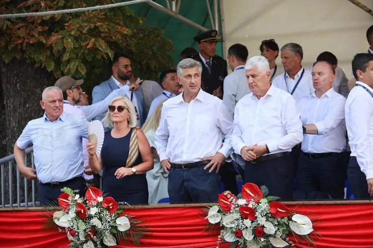 Sinjska alka okupila politički vrh: S kime su to Plenković i Milanović imali neodgodive pozive?