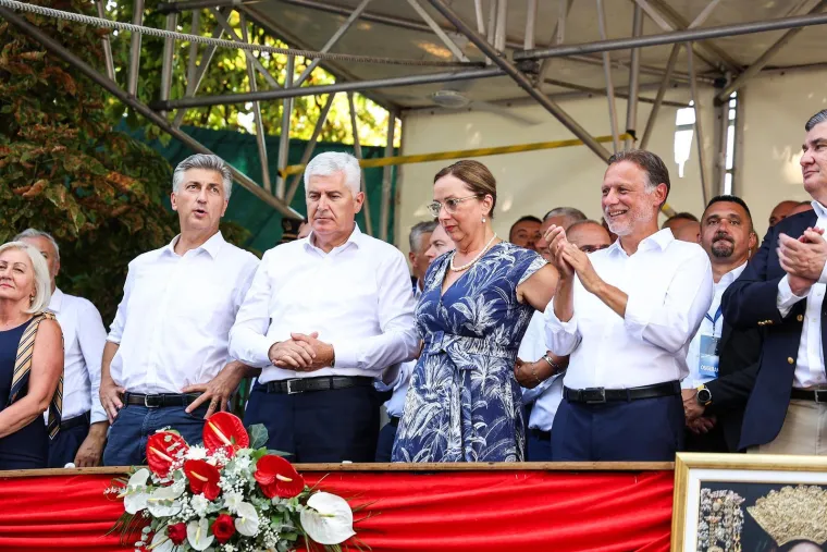 Brojne dame zablistale na Alki, a Sonja Jandroković i Matilda &Scaron;uta posebno odu&scaron;evile