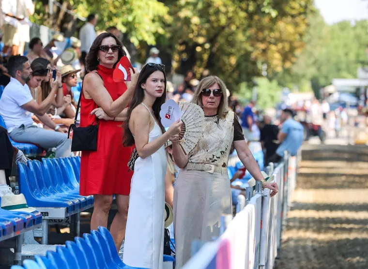 Brojne dame zablistale na Alki, a Sonja Jandroković i Matilda &Scaron;uta posebno odu&scaron;evile