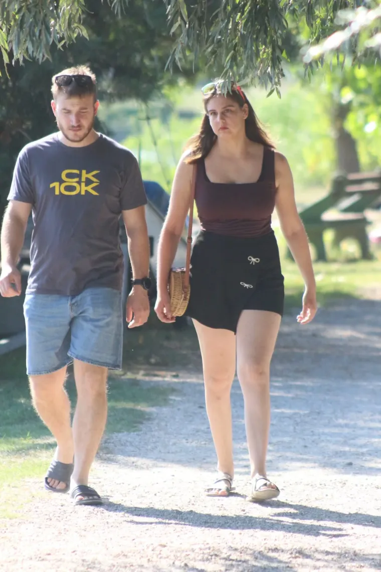 Jedna od onih fotografija koje se gledaju dvaput: Ova brineta te&scaron;ko je mogla proći nezapaženo