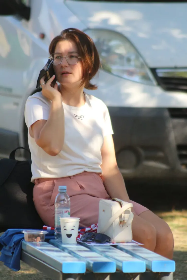 Jedna od onih fotografija koje se gledaju dvaput: Ova brineta te&scaron;ko je mogla proći nezapaženo