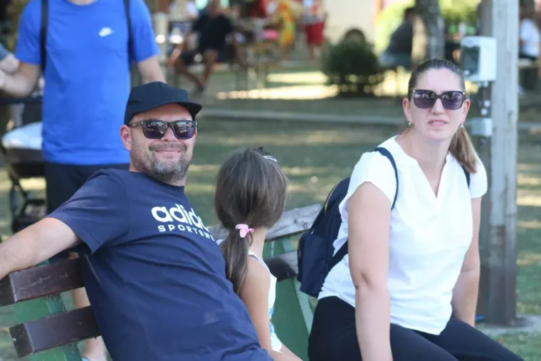 Jedna od onih fotografija koje se gledaju dvaput: Ova brineta te&scaron;ko je mogla proći nezapaženo