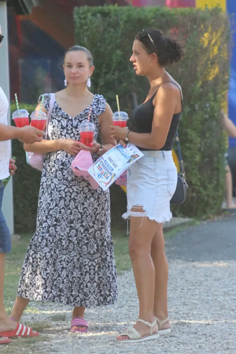 Jedna od onih fotografija koje se gledaju dvaput: Ova brineta te&scaron;ko je mogla proći nezapaženo
