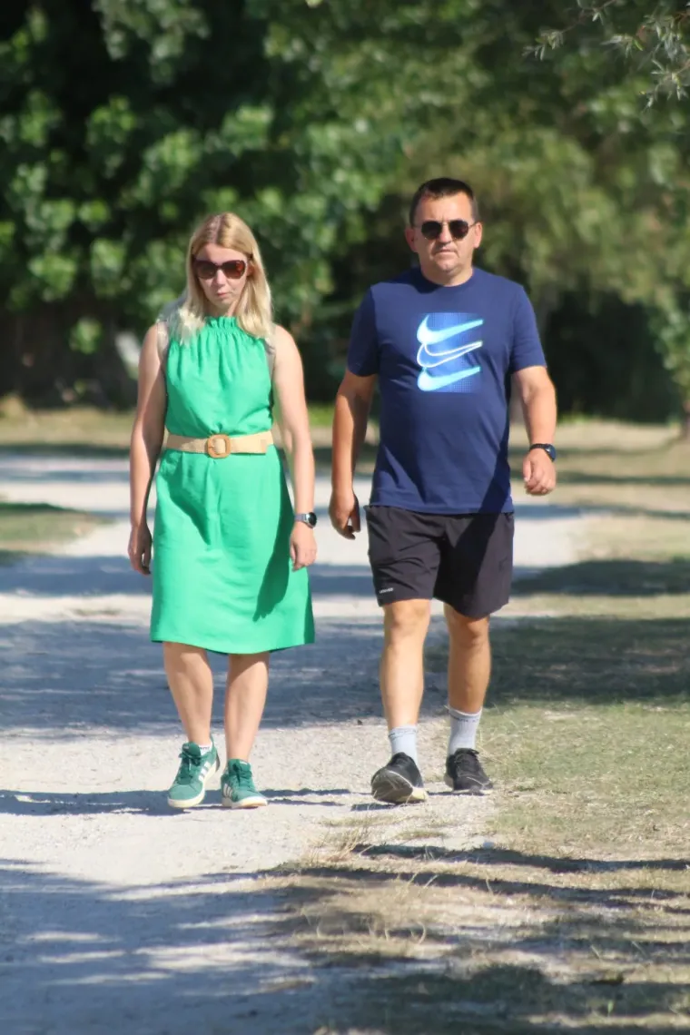 Jedna od onih fotografija koje se gledaju dvaput: Ova brineta te&scaron;ko je mogla proći nezapaženo