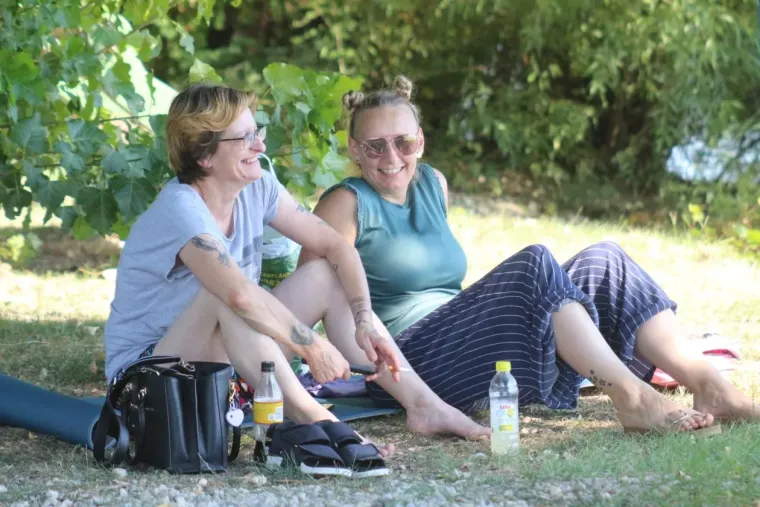 Jedna od onih fotografija koje se gledaju dvaput: Ova brineta te&scaron;ko je mogla proći nezapaženo
