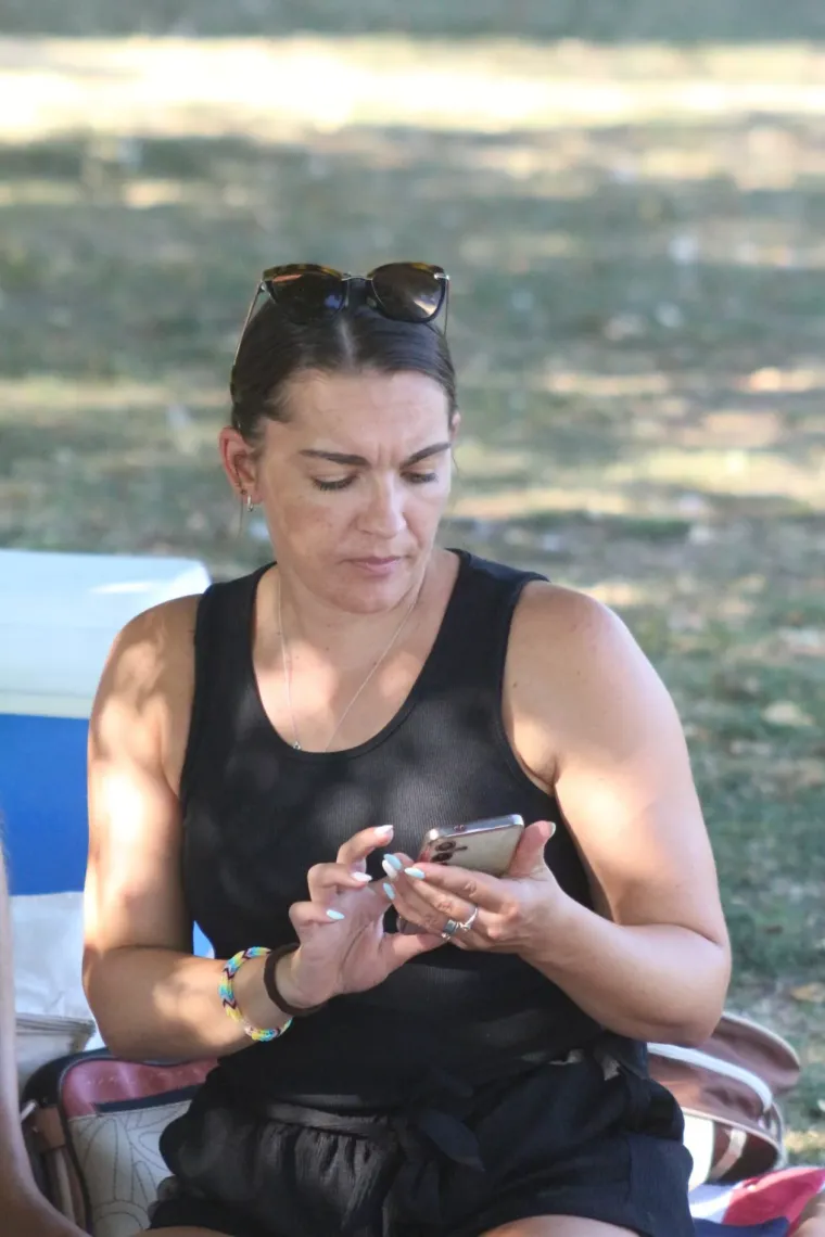Jedna od onih fotografija koje se gledaju dvaput: Ova brineta te&scaron;ko je mogla proći nezapaženo