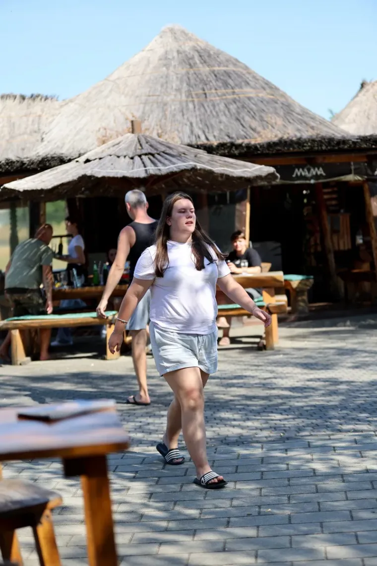 Jedna plavu&scaron;a ukrala je svu pažnju uz Muru: S njezinih vitkih nogu te&scaron;ko je skrenuti pogled