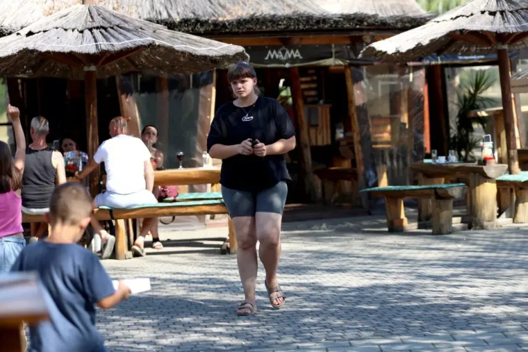 Jedna plavu&scaron;a ukrala je svu pažnju uz Muru: S njezinih vitkih nogu te&scaron;ko je skrenuti pogled