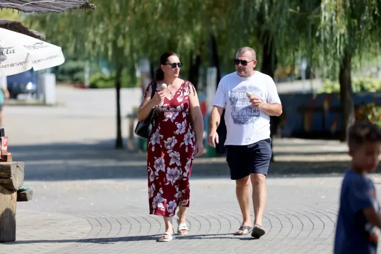 Jedna plavu&scaron;a ukrala je svu pažnju uz Muru: S njezinih vitkih nogu te&scaron;ko je skrenuti pogled