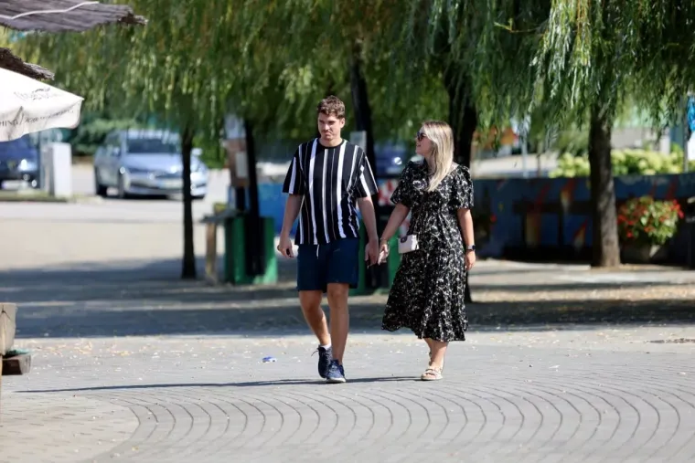Jedna plavu&scaron;a ukrala je svu pažnju uz Muru: S njezinih vitkih nogu te&scaron;ko je skrenuti pogled