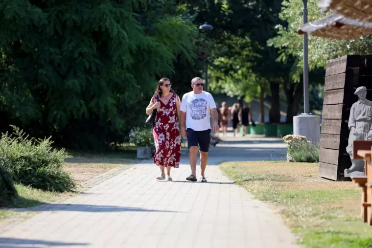 Jedna plavu&scaron;a ukrala je svu pažnju uz Muru: S njezinih vitkih nogu te&scaron;ko je skrenuti pogled