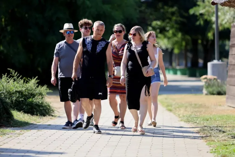 Jedna plavu&scaron;a ukrala je svu pažnju uz Muru: S njezinih vitkih nogu te&scaron;ko je skrenuti pogled