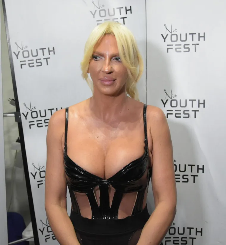Bez trunke Photoshopa: Ovako kontroverzna Jelena Karleu&scaron;a izgleda bez filtera na licu