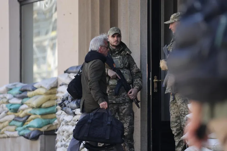 Ukrajinski vojnici s pu&scaron;kama usred Zagreba? Evo &scaron;to se zapravo događa pred poznatim hotelom