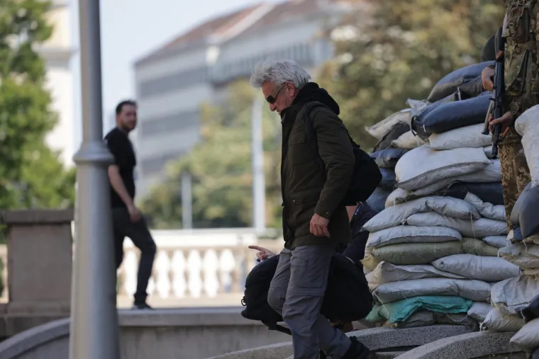 Ukrajinski vojnici s pu&scaron;kama usred Zagreba? Evo &scaron;to se zapravo događa pred poznatim hotelom