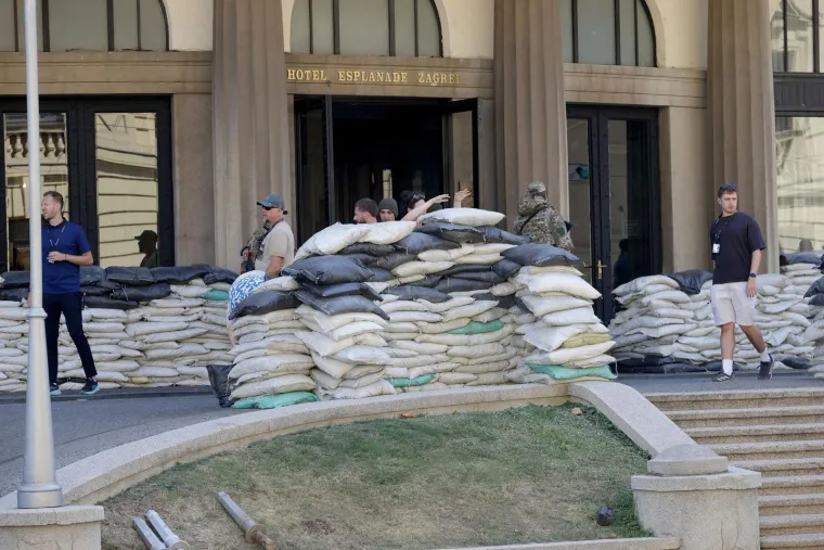 Ukrajinski vojnici s pu&scaron;kama usred Zagreba? Evo &scaron;to se zapravo događa pred poznatim hotelom