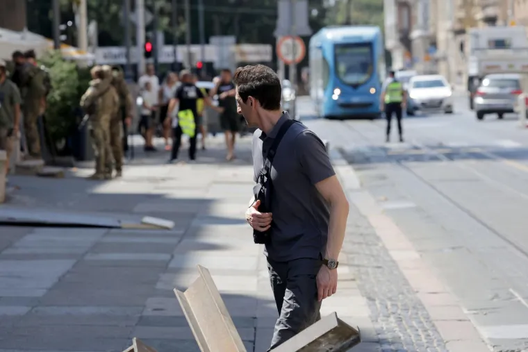 Ukrajinski vojnici s pu&scaron;kama usred Zagreba? Evo &scaron;to se zapravo događa pred poznatim hotelom