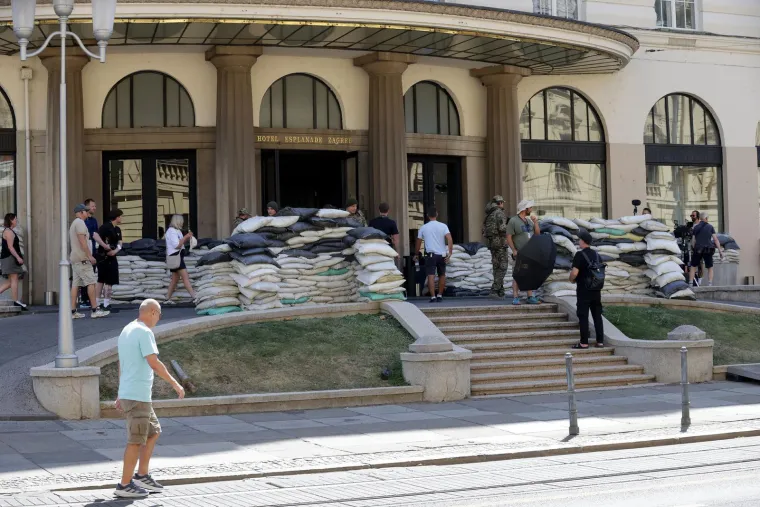 Ukrajinski vojnici s pu&scaron;kama usred Zagreba? Evo &scaron;to se zapravo događa pred poznatim hotelom