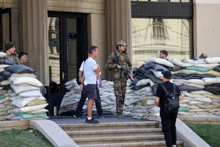 Ukrajinski vojnici s pu&scaron;kama usred Zagreba? Evo &scaron;to se zapravo događa pred poznatim hotelom