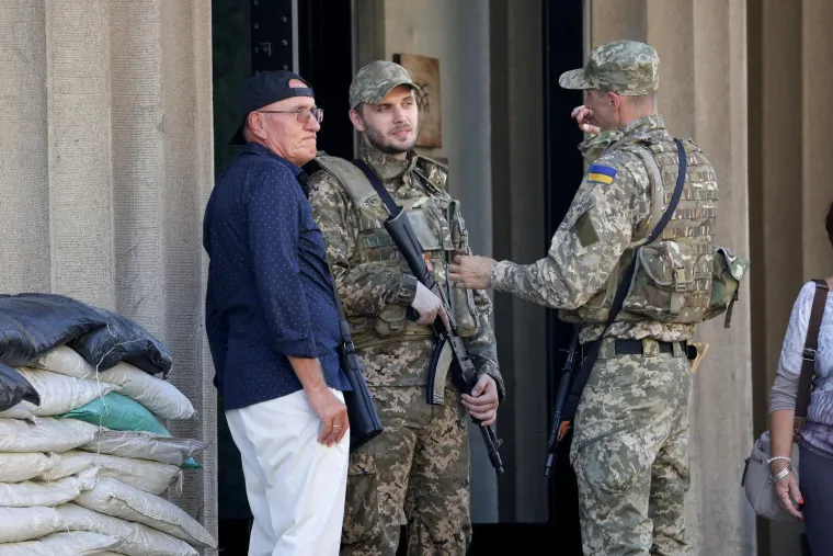 Ukrajinski vojnici s pu&scaron;kama usred Zagreba? Evo &scaron;to se zapravo događa pred poznatim hotelom