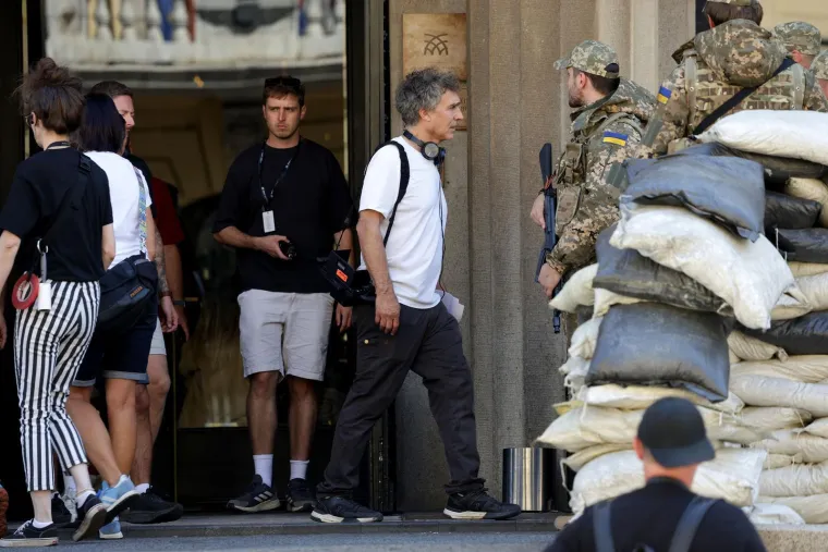 Ukrajinski vojnici s pu&scaron;kama usred Zagreba? Evo &scaron;to se zapravo događa pred poznatim hotelom