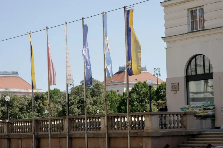 Ukrajinski vojnici s pu&scaron;kama usred Zagreba? Evo &scaron;to se zapravo događa pred poznatim hotelom