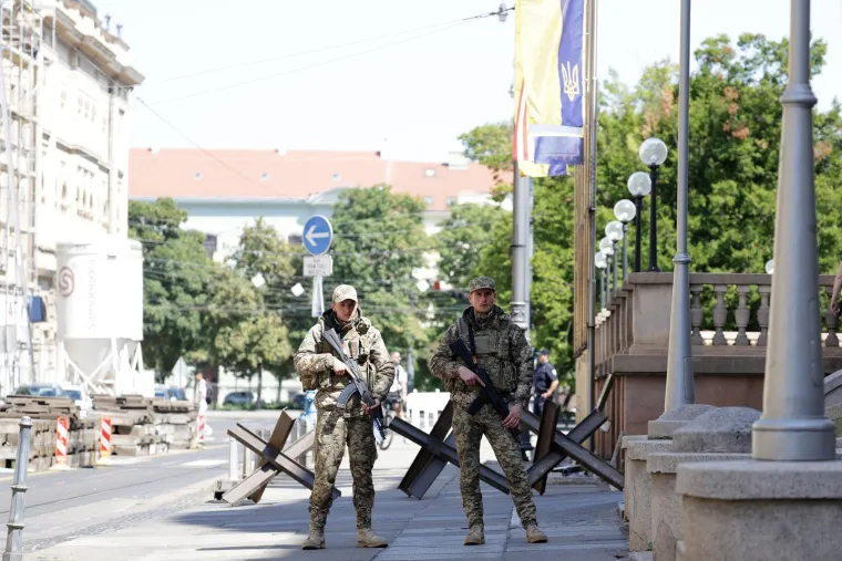 Ukrajinski vojnici s pu&scaron;kama usred Zagreba? Evo &scaron;to se zapravo događa pred poznatim hotelom