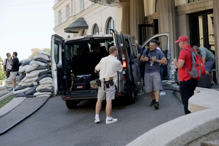 Ukrajinski vojnici s pu&scaron;kama usred Zagreba? Evo &scaron;to se zapravo događa pred poznatim hotelom