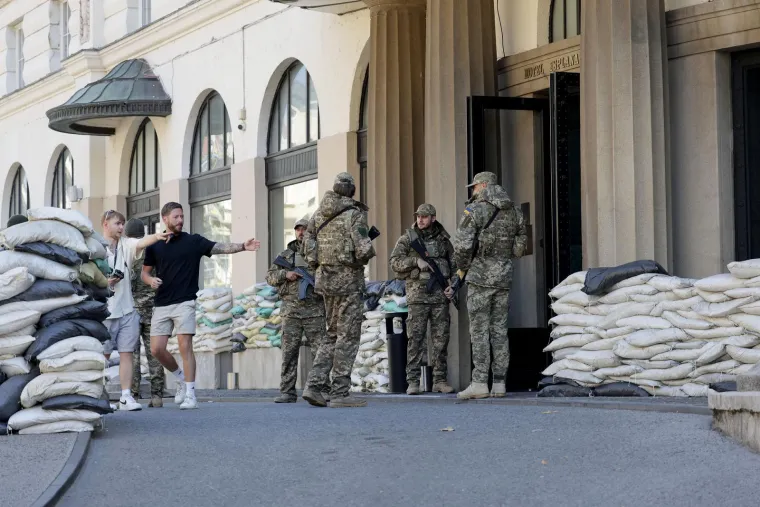 Ukrajinski vojnici s pu&scaron;kama usred Zagreba? Evo &scaron;to se zapravo događa pred poznatim hotelom