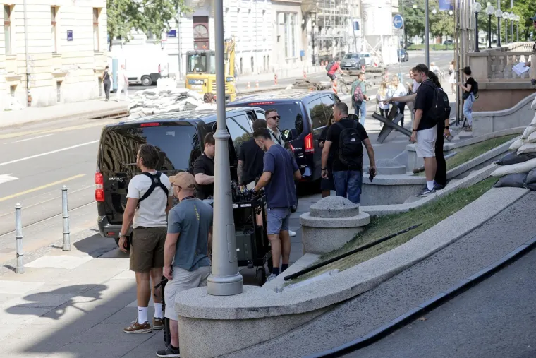 Ukrajinski vojnici s pu&scaron;kama usred Zagreba? Evo &scaron;to se zapravo događa pred poznatim hotelom